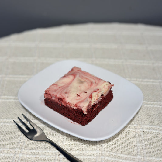 RED BROWNIE CON CHEESECAKE